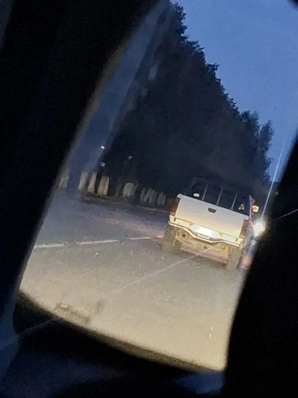 Балдеж в сумерках без фар ездить в рамной машине?