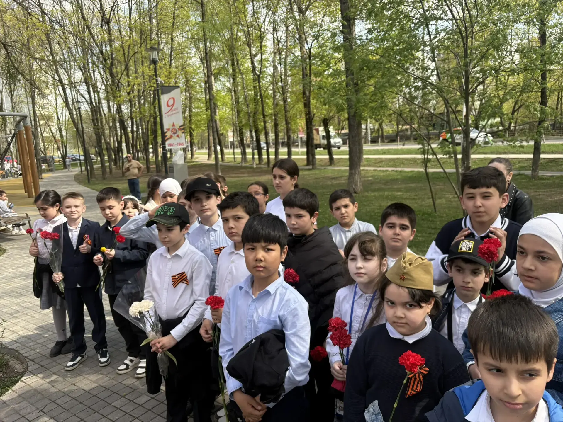 Класс 4У: Память и Подвиг во имя Победы! 🕊️⭐  Класс 4У очень ответственно подошёл к подготовке и пра