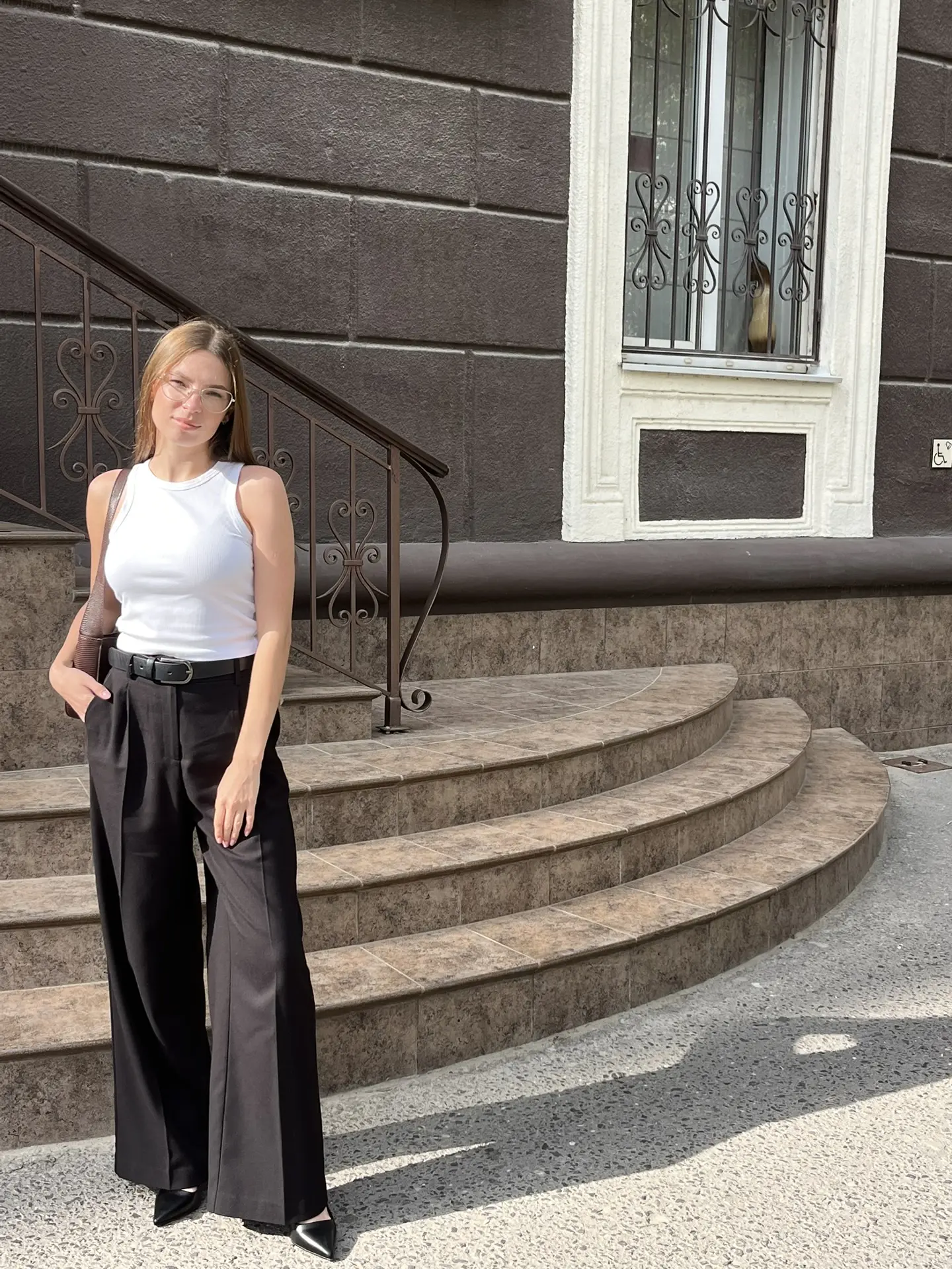 Привет, меня зовут Ирина. 🤝 
Я мастер по оформлению бровей и ламинированию ресниц из Волгограда.

Д