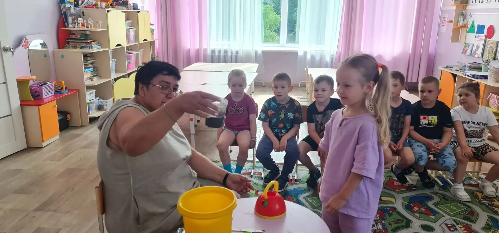 Со старшими дошкольниками познакомились с круговоротом воды в природе. Уточнили значение воды для вс
