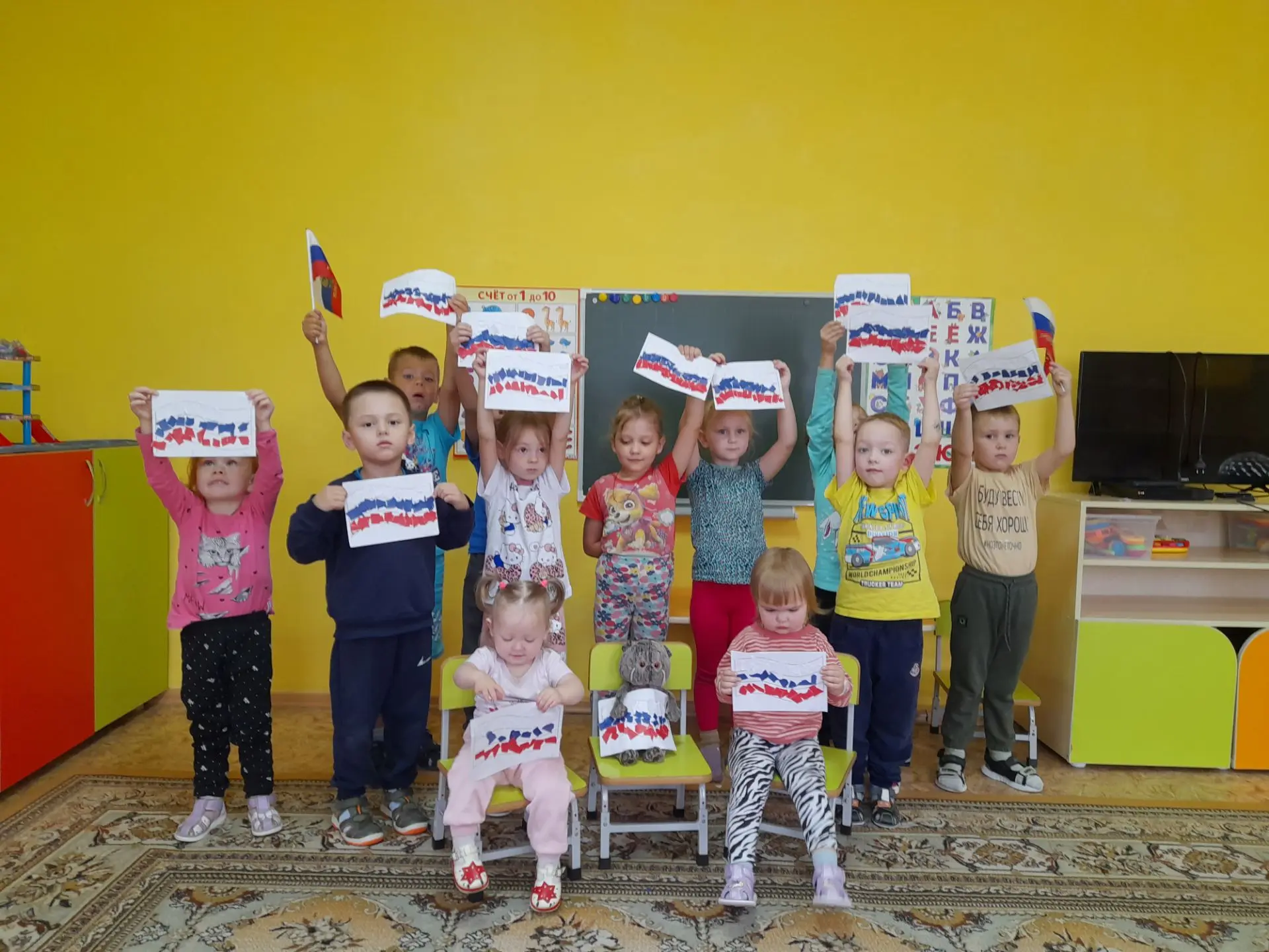 В преддверии Дня Российского флага, который отмечается 22 августа, мы с ребята  создали...