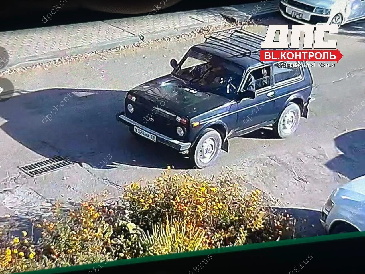28.09.2026 года, в 15:40. темная нива сдавая назад, въехала в стоячий тойота пробокс по...