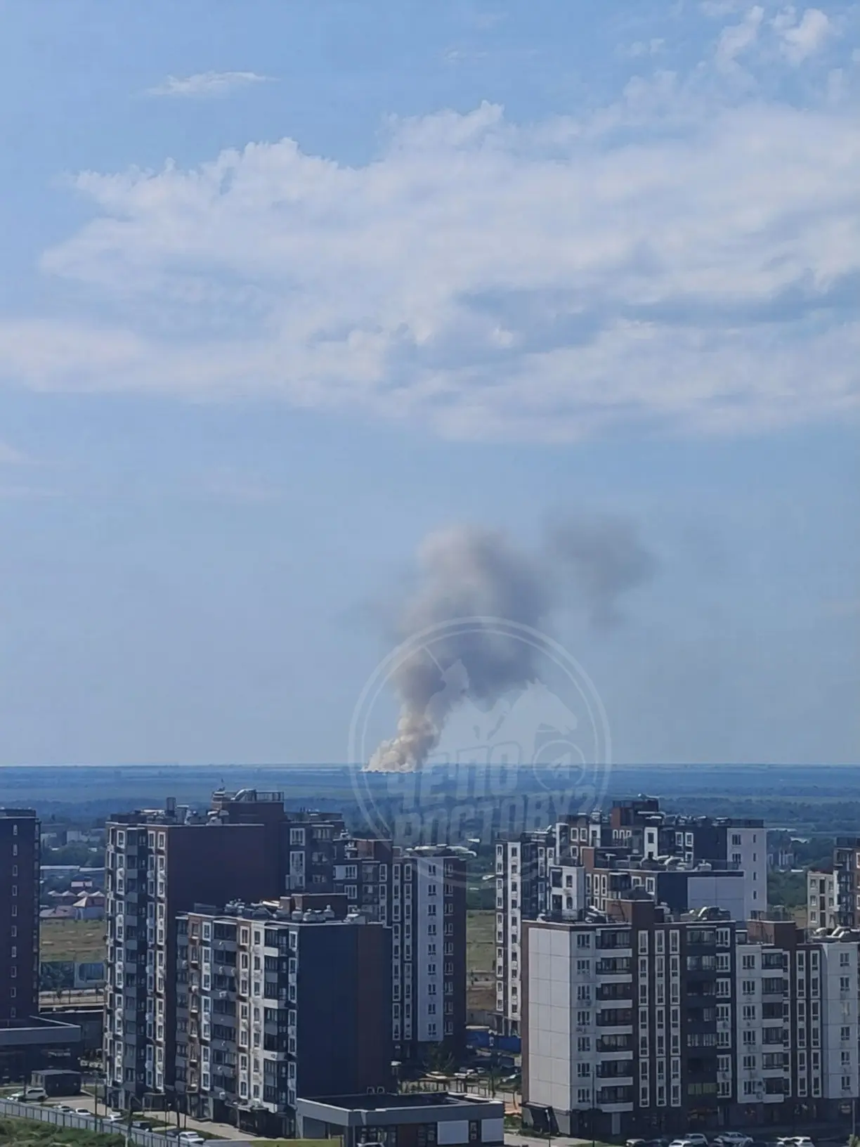 Столб дыма поднялся к югу от Ростова — пожар заметили за Батайском в сторону Азова.