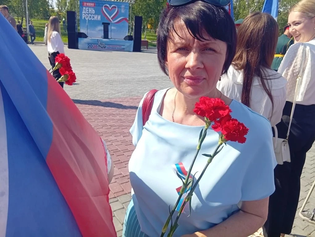 В Саратове ко Дню России развернули 100-метровый флаг России
В Парке Победы Саратова, состоялось пат