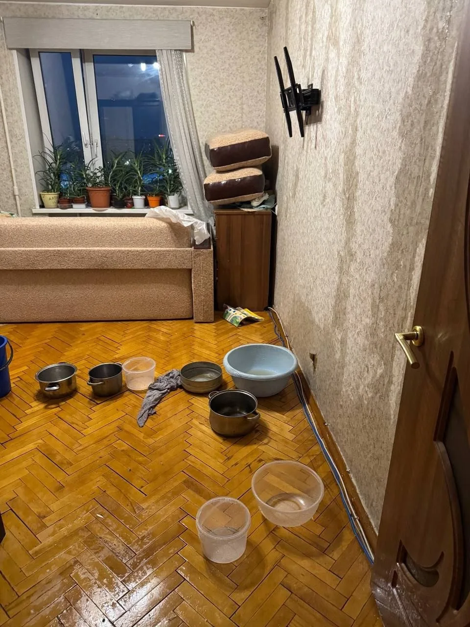 😕 В Мытищах после дождя затопило жилые квартиры на Калининградской 16. На видео кв. 95 на 9 этаже, 