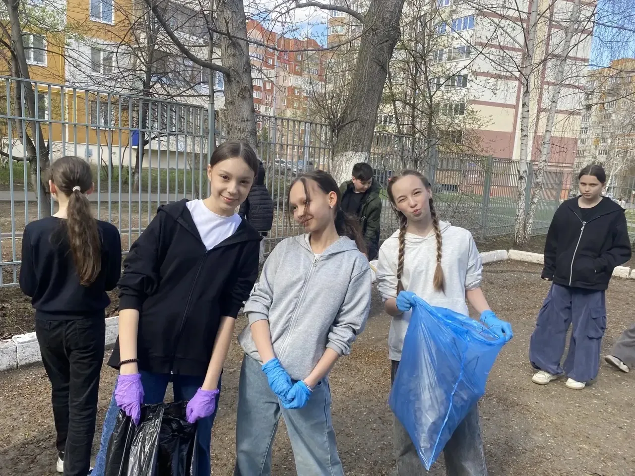Целую неделю мы наводили порядок на пришкольной территории — всё делали Своими руками! ✨🧹 Масштабный
