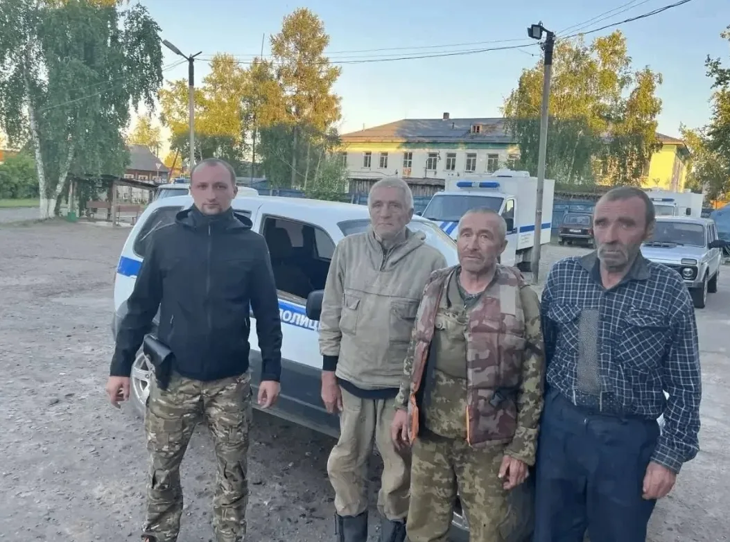 ⚡️В Иркутской области нашли живыми трёх мужчин, пропавших во время поездки за черемшой, — СМИ.

Они 