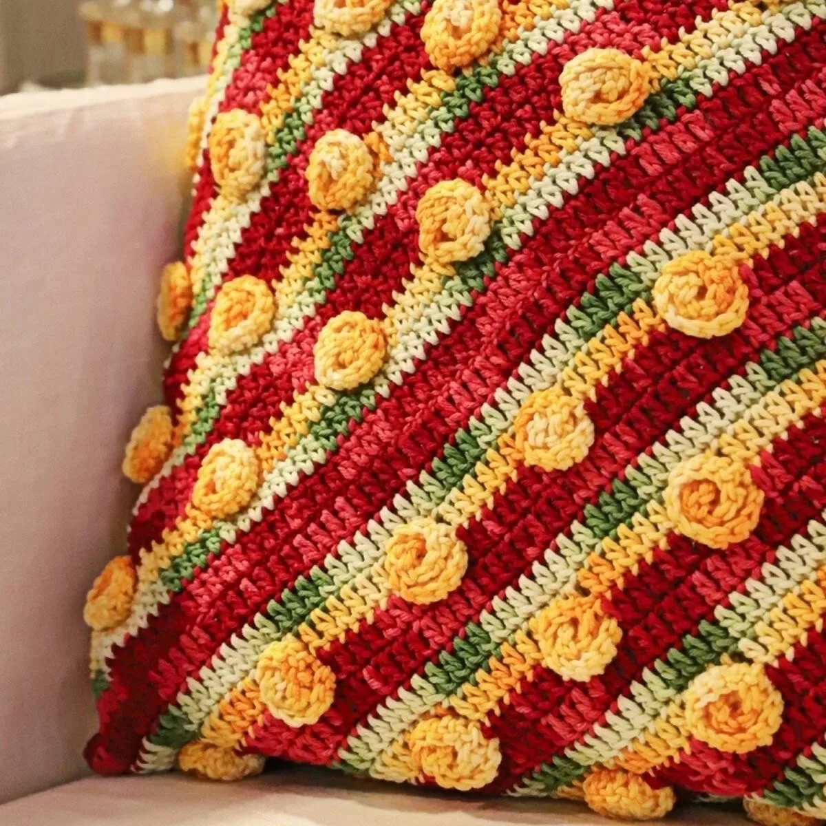 Интерьерные подушки крючком. 

🧶Сундучок рукодельницы