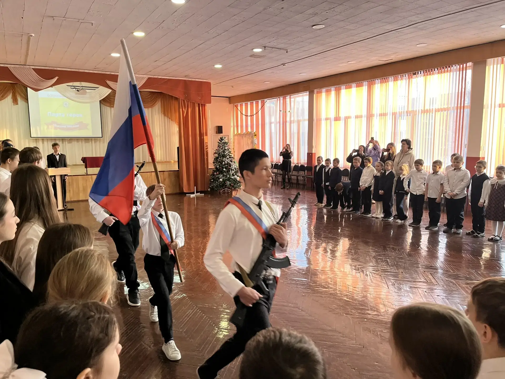 Сегодня в 3 корпусе нашей школы состоялась торжественная церемония открытия «Парты Героя», посвящённ