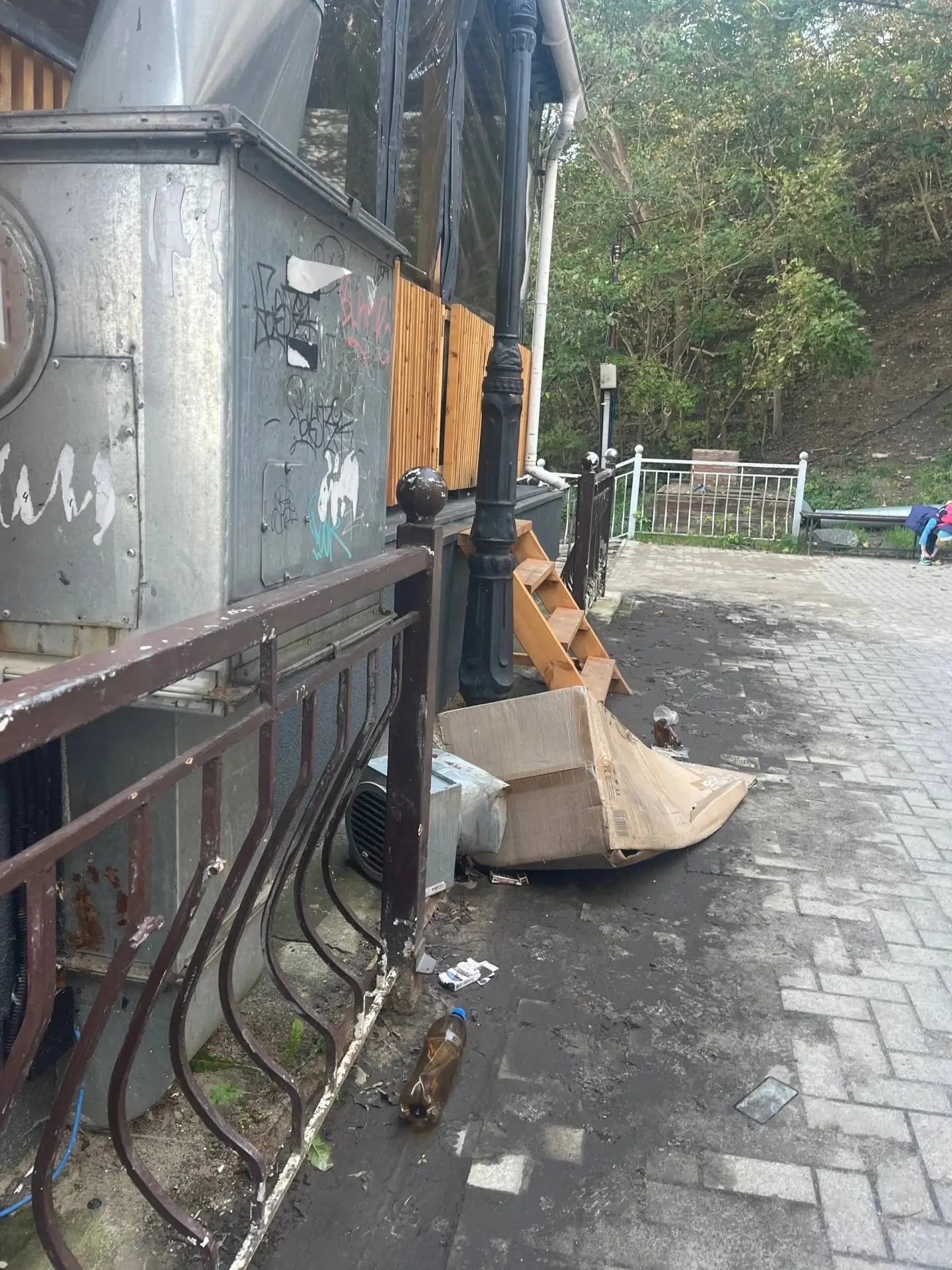 «Красота» на центральном спуске в Пионерском 🤬👎