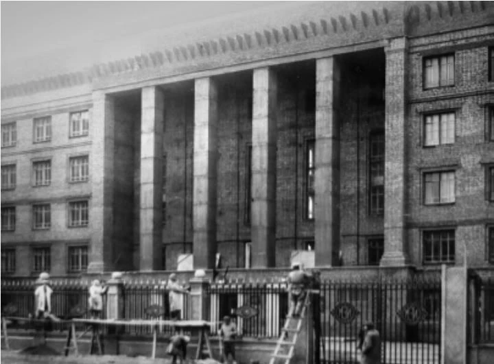 Узнаете здание на фото? Это административный корпус НИУ «МЭИ» в 1950-х гг.  и сейчас.