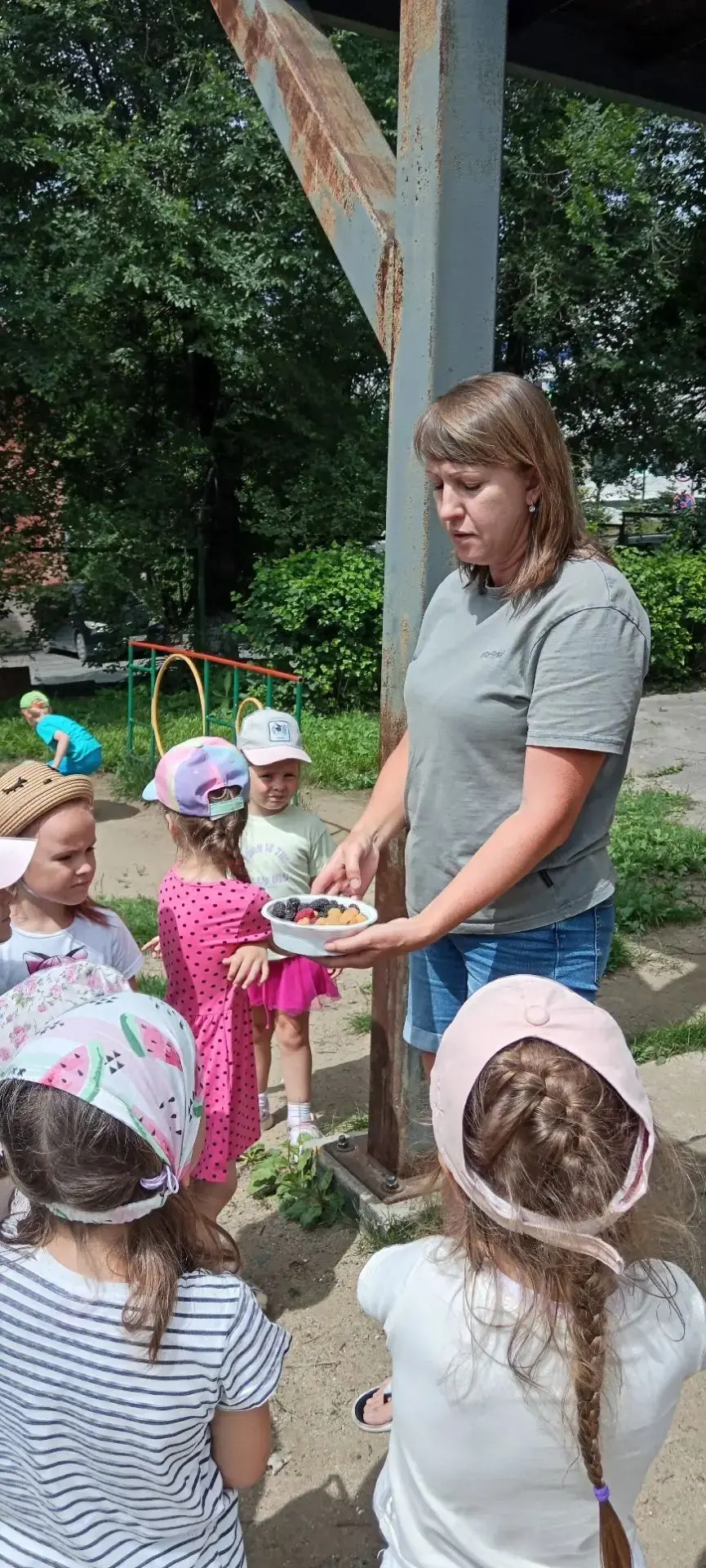 Мама Альберта сделала ребятам сюрприз. Не только рассказала о дарах своей Волшебной дачи, но и угост