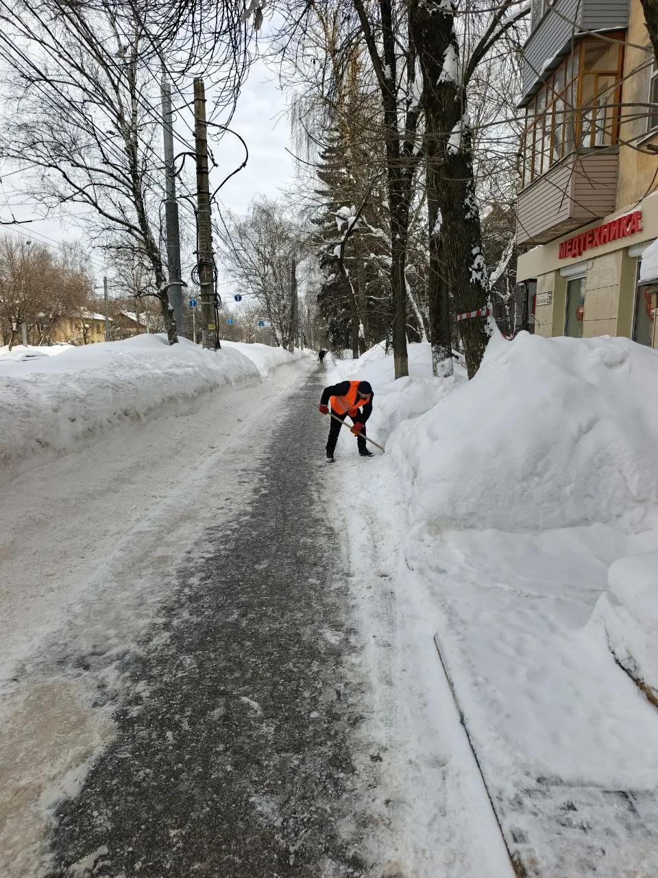 Продолжаем работать в усиленном режиме. Ежедневно очищаем придомовые территории от снега, чтобы обес