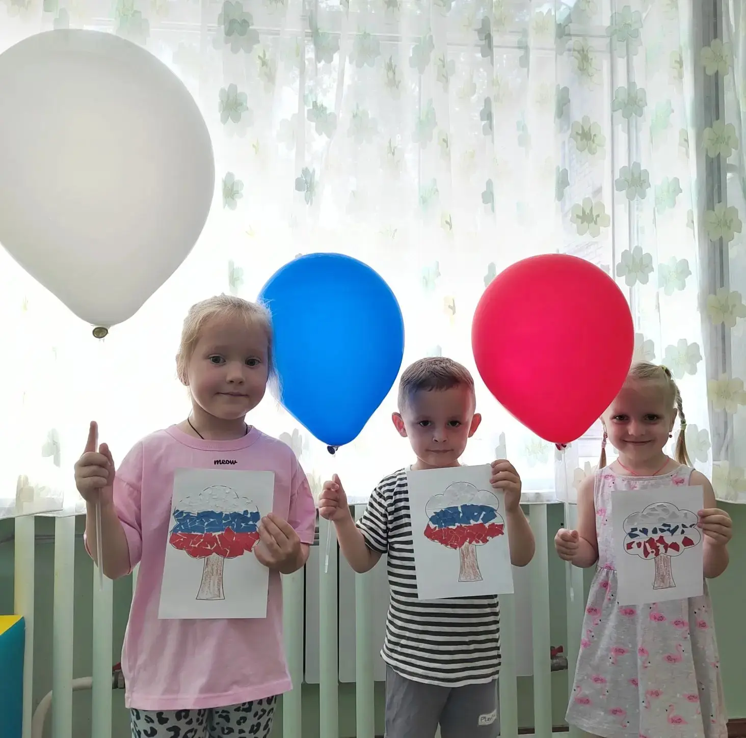 Ребята группы  5  поздравляют с Днем России! 🇷🇺
И делятся своим творчеством 🎨