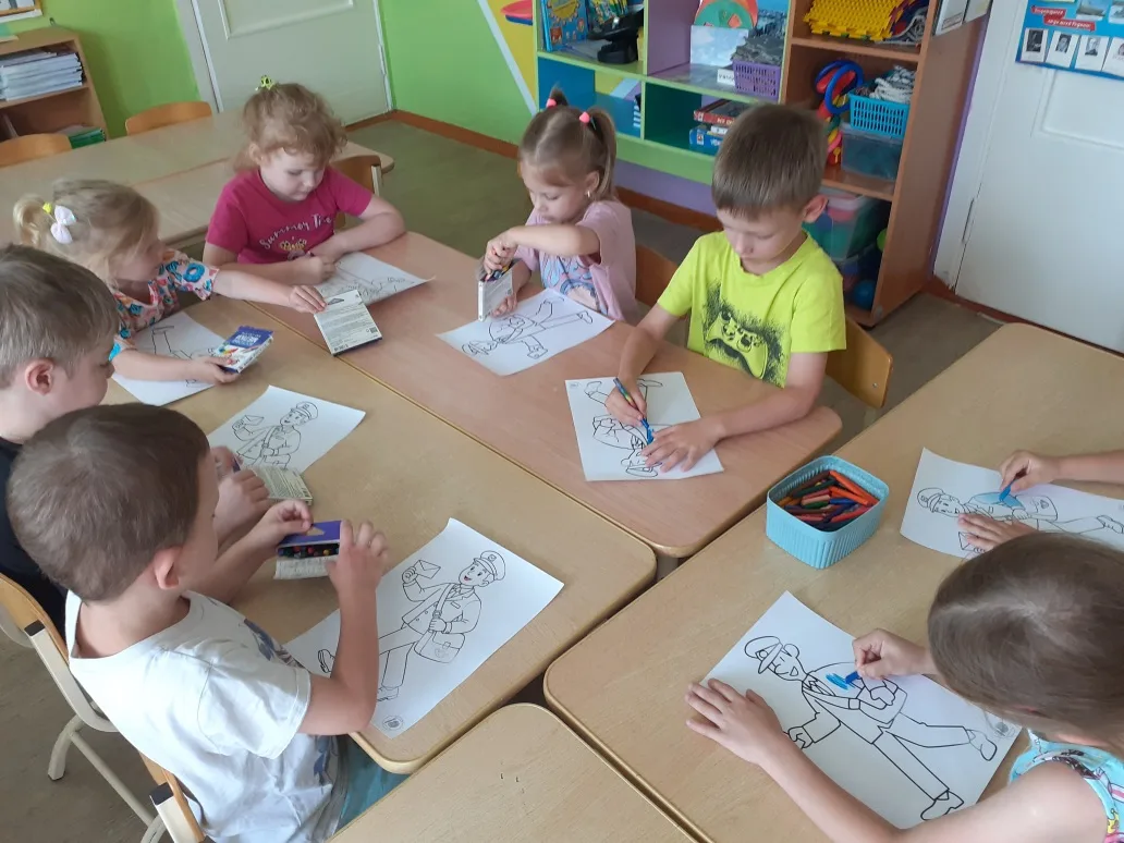 В  средней группе отметили День почты 📨— праздник, который помог ребятам узнать, как письма и посыл