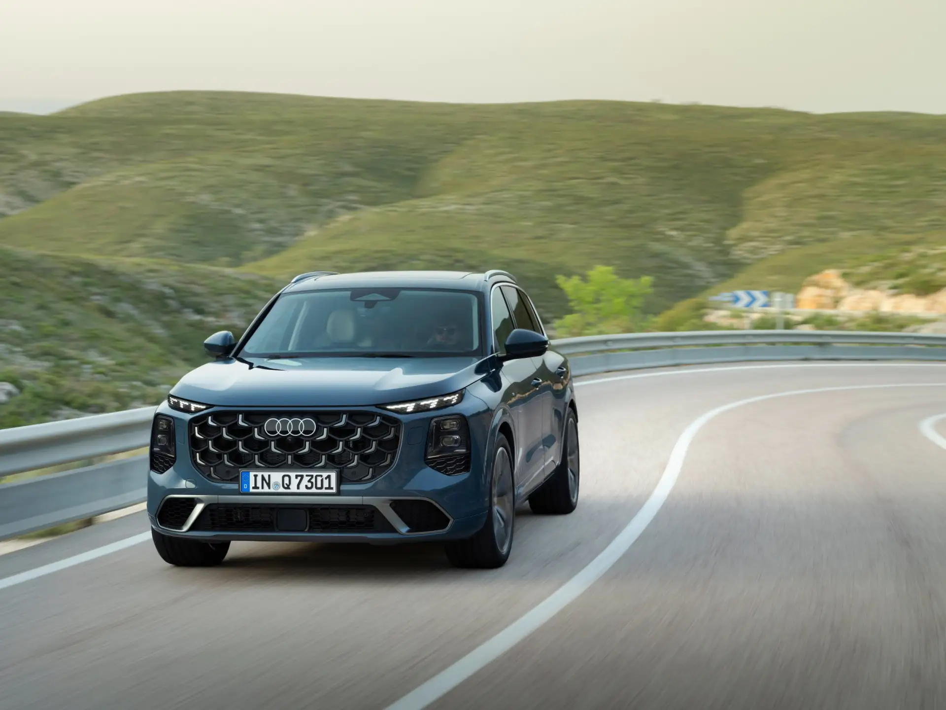 Audi придумала, как сделать поворотники ещё заметнее. Новый кроссовер Q7 сможет проецир...