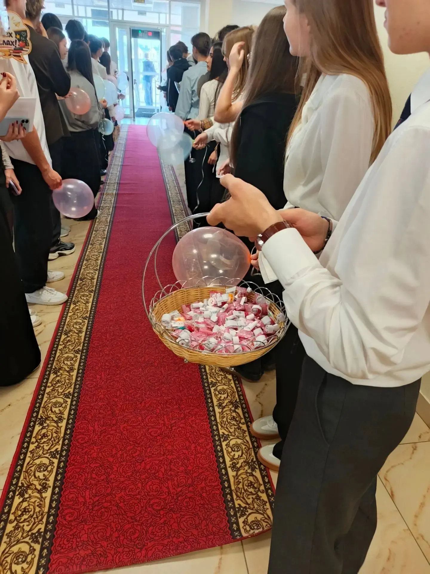💝Сегодня в МБОУ СОШ 20 города Михайловск праздничное утро началось со школьной красной...