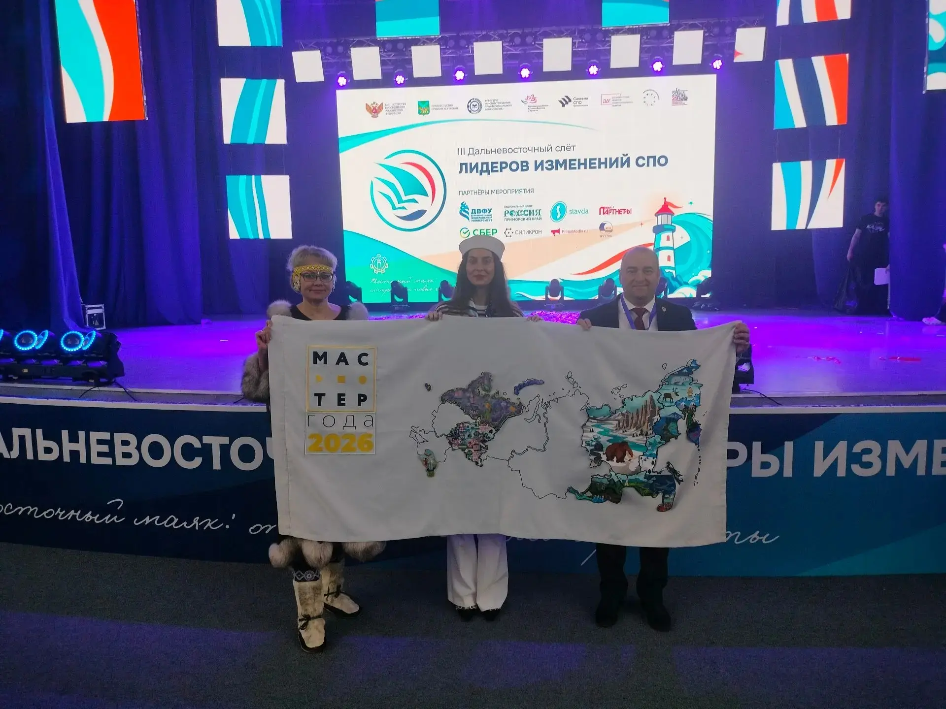 Эстафета передачи флага Всероссийского конкурса "Мастер года! 

Церемония передачи флага в округах —
