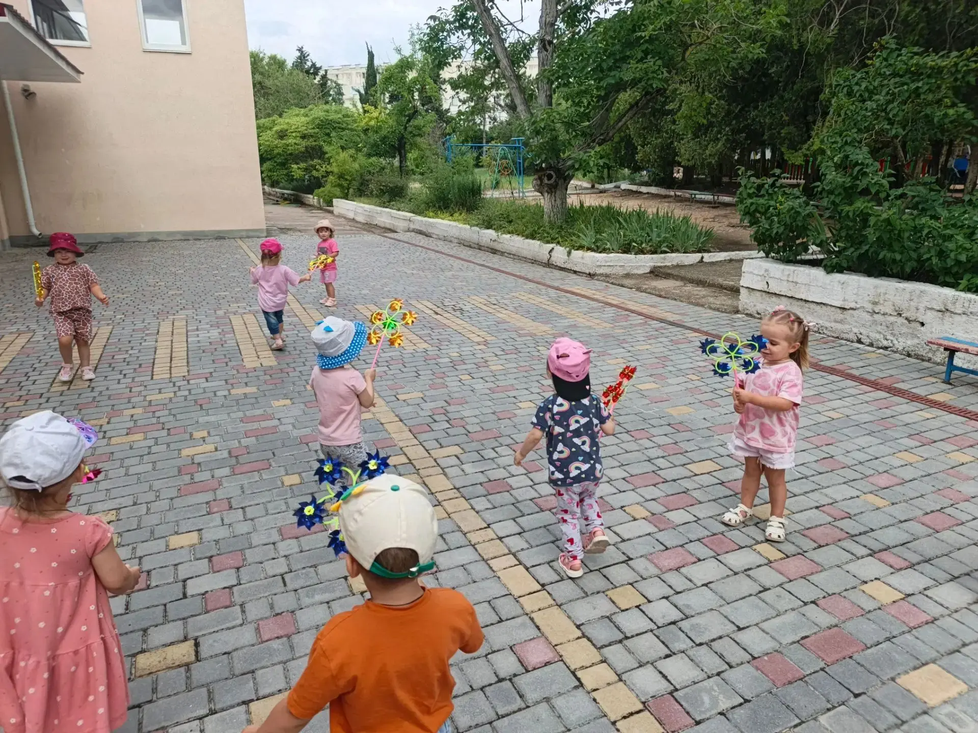 Скука? Нет, не слышали! 😎 

Сегодня в нашем саду — ветер в ладонях, вертушки в руках и песочные фан