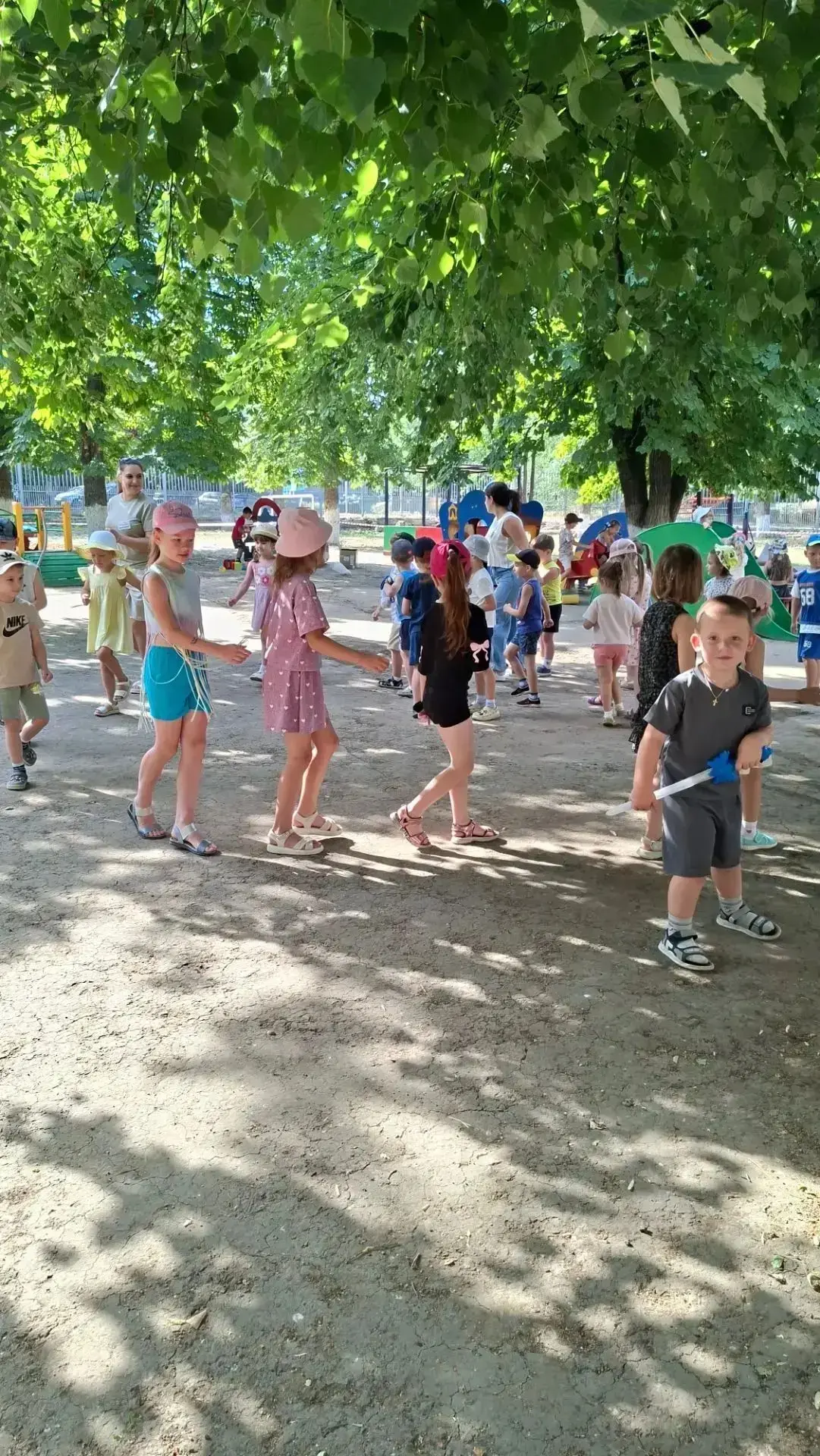 На зарядку становись! ☀️

Каждое утро в нашем детском саду начинается не с каши, а с бодрого марша и