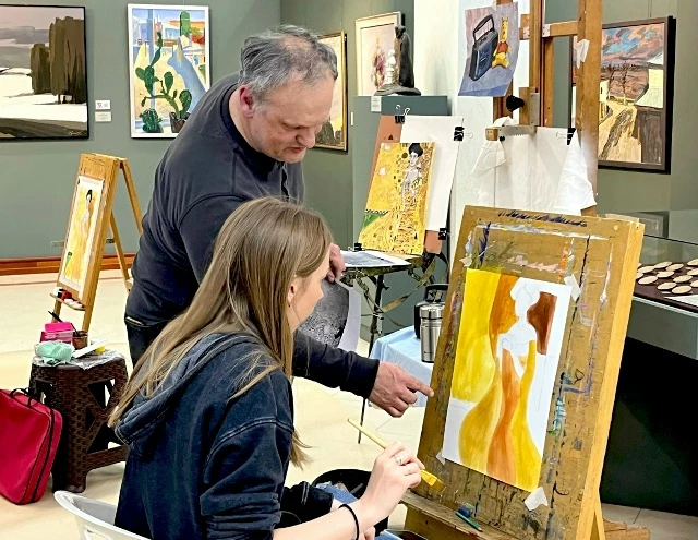 Куда пойти вечером в Белгороде? 🎨 
 
Друзья, хорошая новость для тех, кто устал от скучных будней и