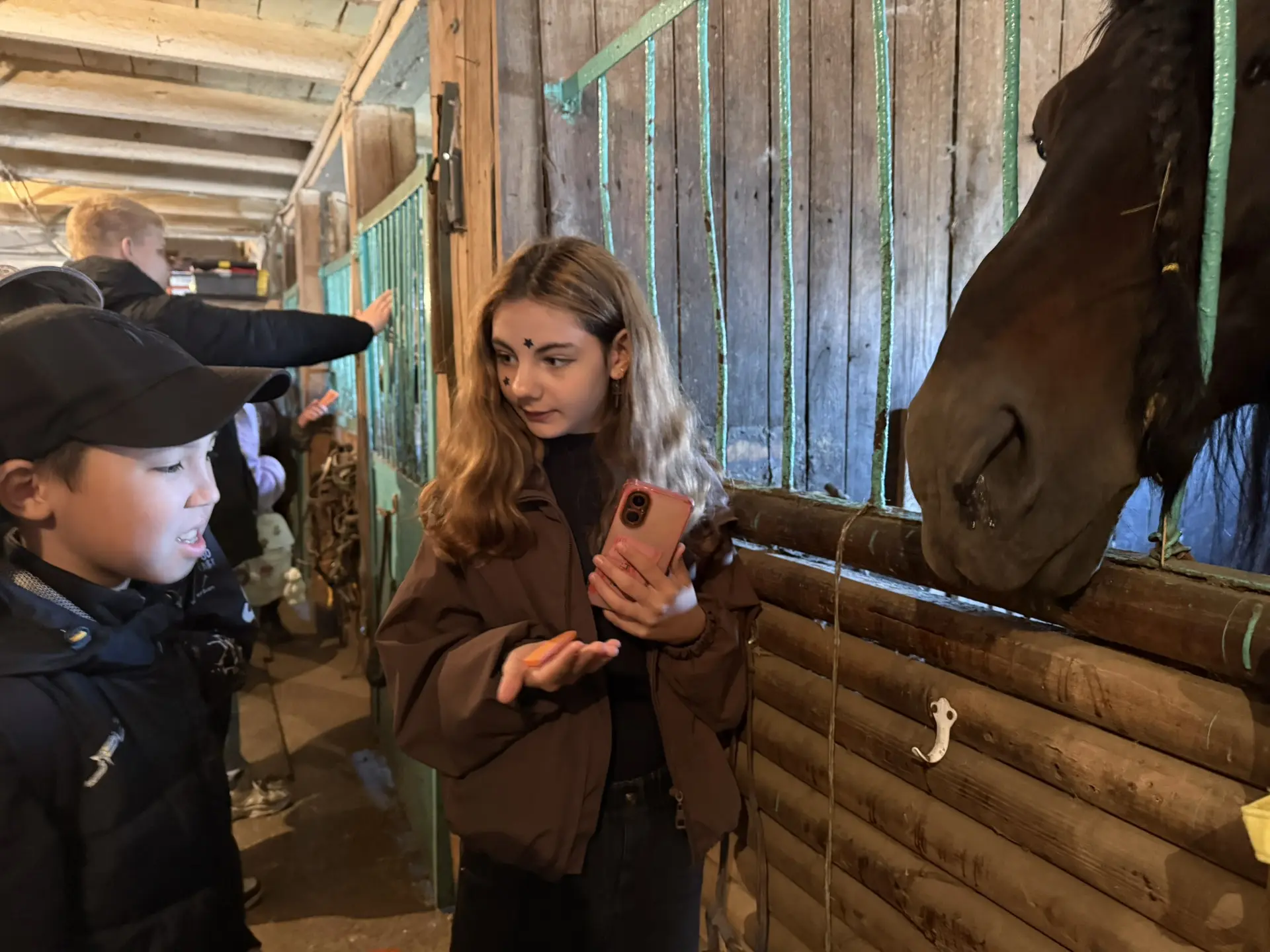 🐴 Путешествие в мир благородных животных: ученики нашей школы посетили Омский конезавод!