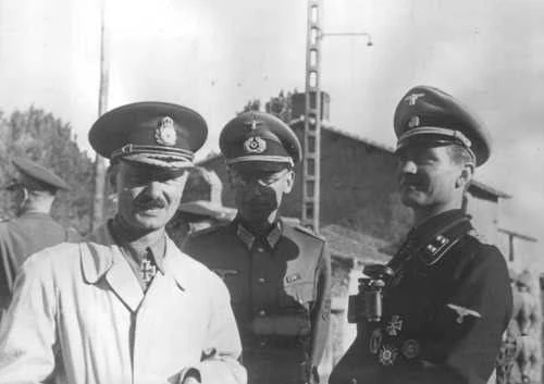 На фотографии слева - бригадный генерал румынской армии Раду Корнэ ( 1895-1949 ), коман...