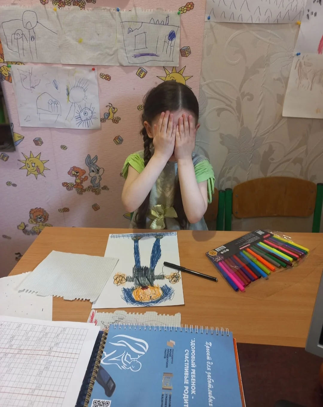 - Угадай, похожа я на свой рисунок?

У нашей чудесной девочки уже целая галерея прекрасных картин!