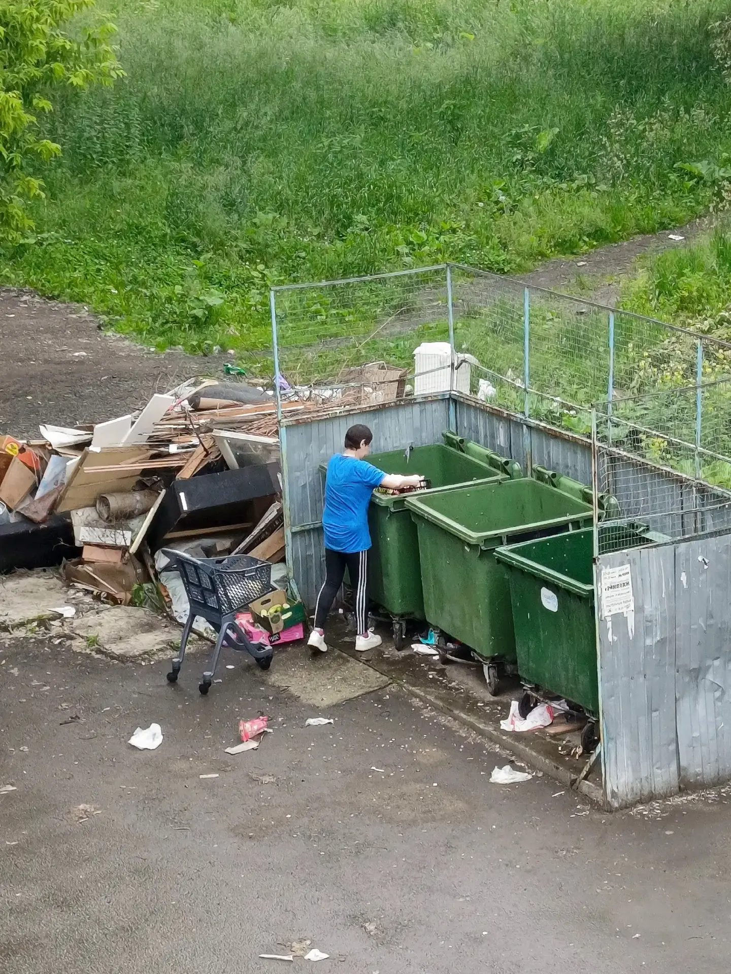 Скажите, пожалуйста, а у Пятерочки нет своей мусорки? Мусорка на Космонавтов уже завалена, так ещё и
