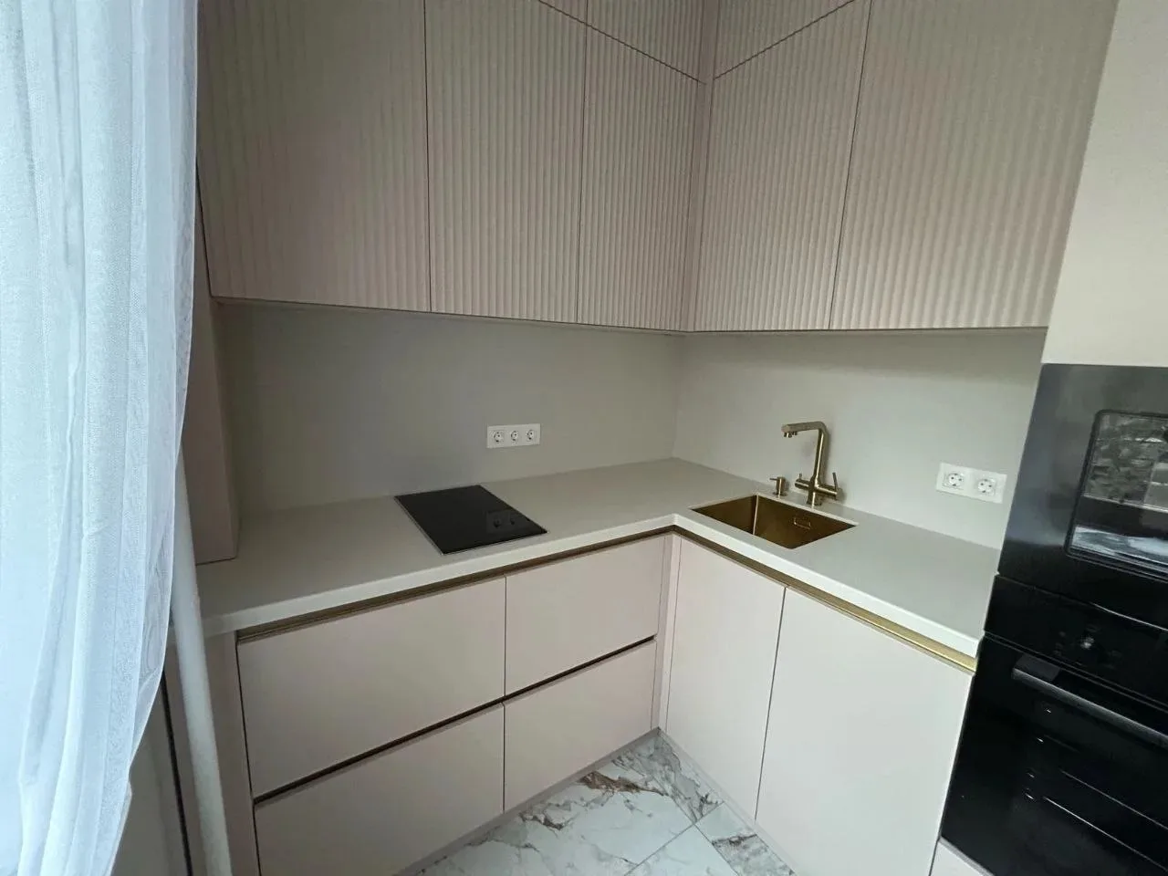 Компактная угловая кухня в современном стиле 🏘️

🛠 Дизайн и фасады:

светло-бежевые фасады с верти