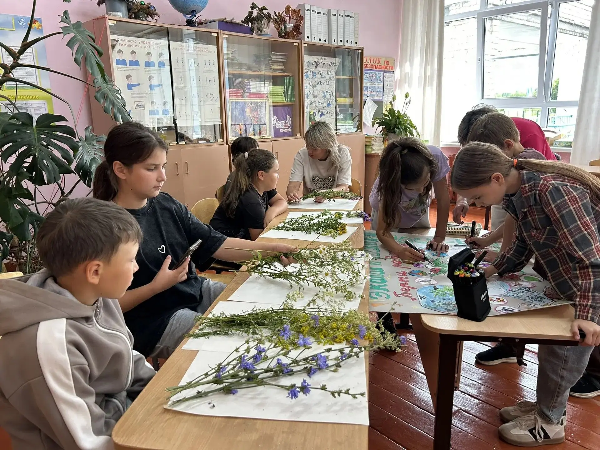 🌿🌱Юные исследователи "Светлячка" открывают тайны природы с помощью умной камеры🌱🌿В пришкольном л