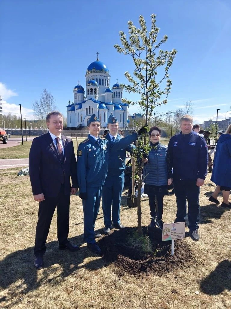 🌳 Выпускники пожарно-спасательного класса приняли участие в акции «Аллея выпускников» 25 мая в Сургу