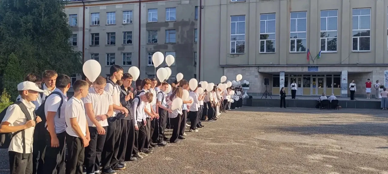 🕊️Сегодня, 3 сентября, учащиеся 8 «А» и 8 «В» классов вместе с классными руководителям...