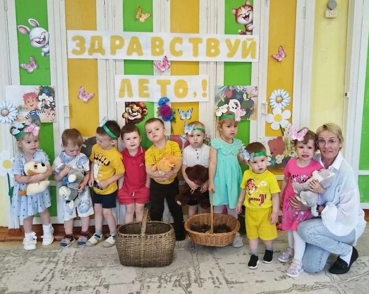 В младшей группе сегодня прошёл праздник
"Здравствуй, Лето!"☀️🌳🌸
Лето-страна вечного детства 🥰,в 