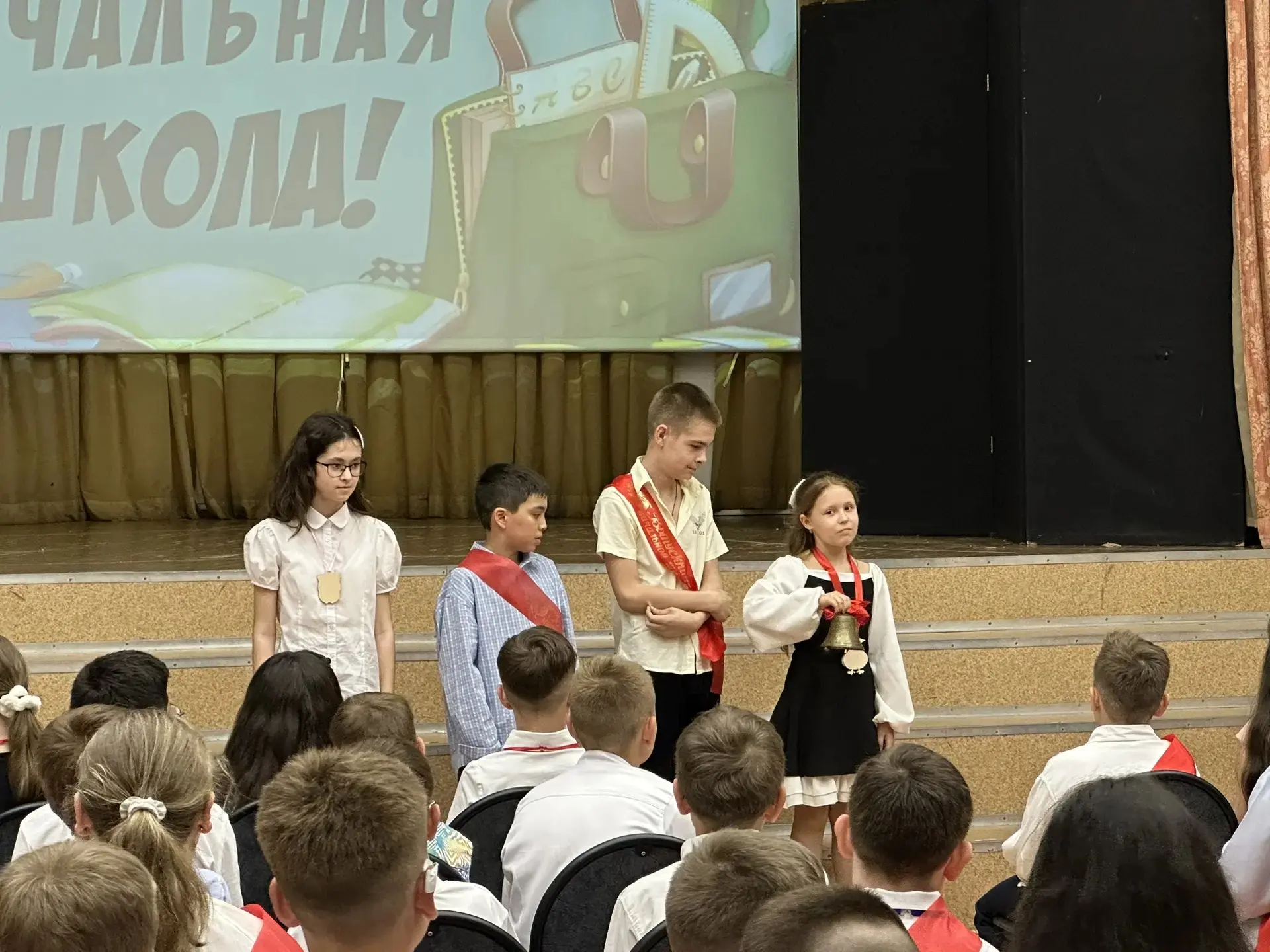 🎓 Торжественные линейки прошли для четвероклассников  🤩Для наших четвероклассников пятница стала осо