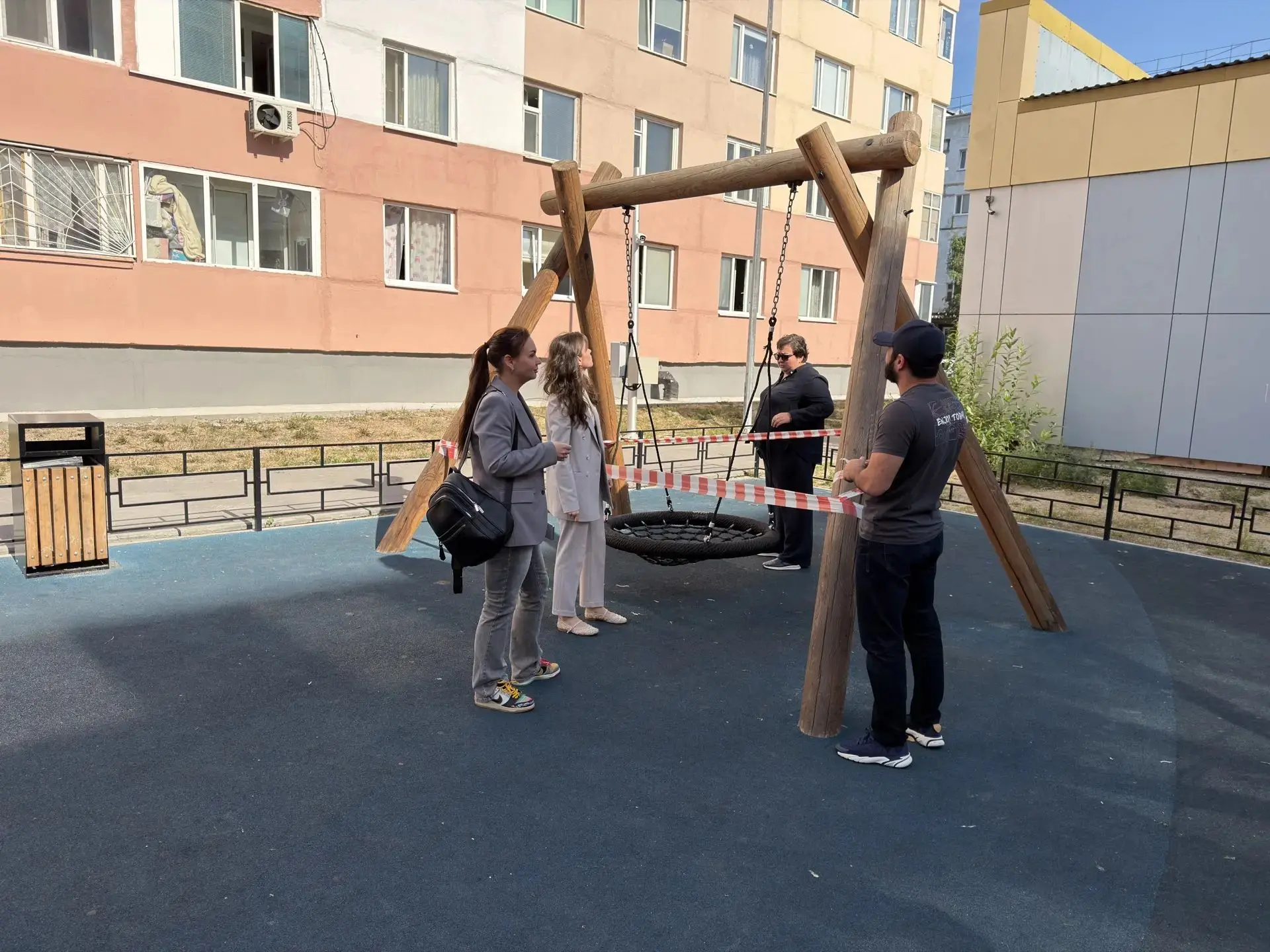 В Новом Уренгое проверили состояние игровых площадок