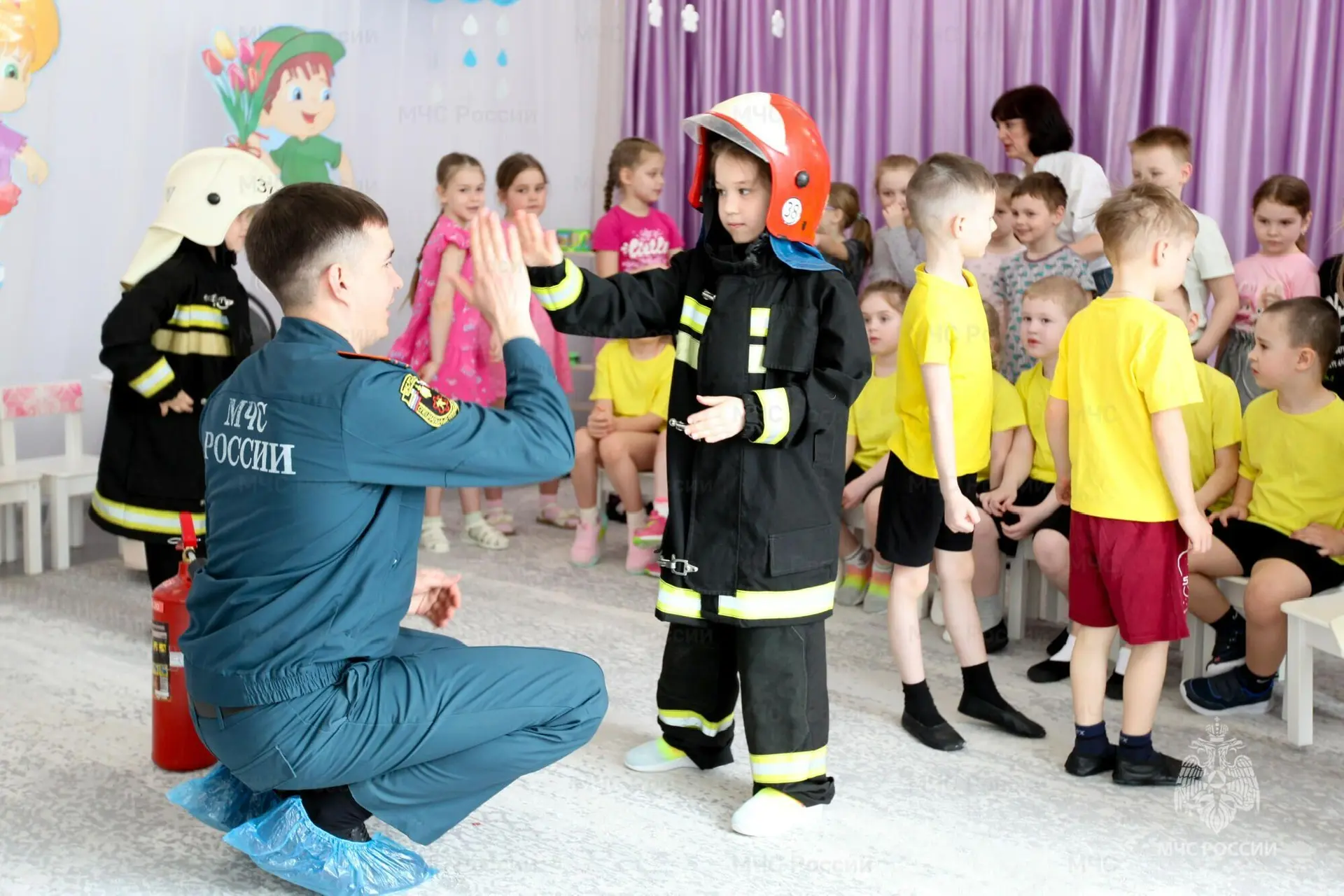 🏃‍♂️ Зарядка с настоящими спасателями!  Малыши в настоящей экипировке пожарных старательно повторяли