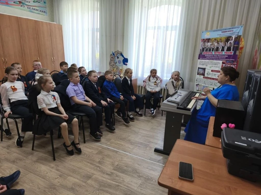 В преддверии Дня Победы педагог дополнительного образования Анна Николаевна Подгорнова ...