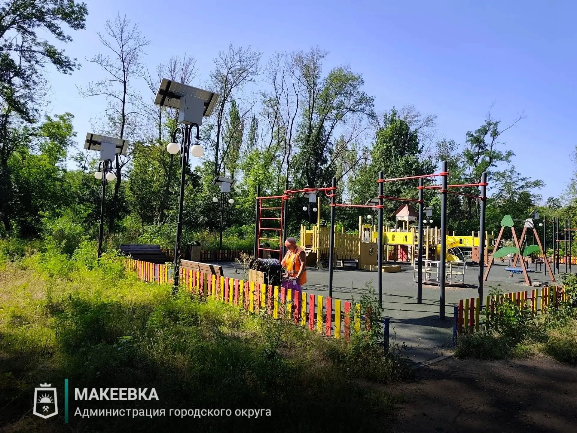 В Макеевке продолжают наводить порядок на детских площадках

Сотрудники предприятия «Перспектива» ре