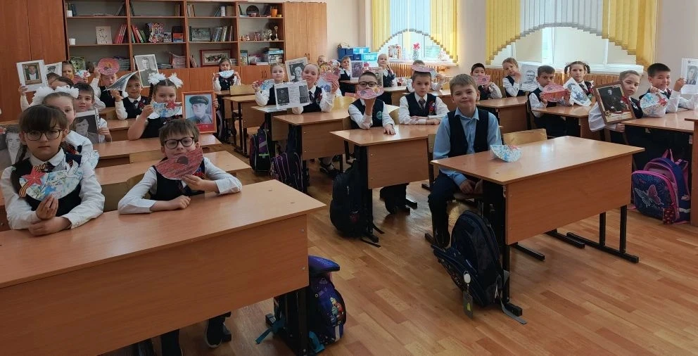 В лицее прошёл Бесссмертный полк.  В этом году формат мероприятия был локальный по классам, но также