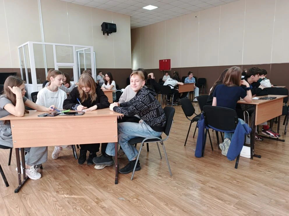🎓 Сегодня в школе прошла интеллектуальная игра «Что? Где? Когда?» для 7–8 классов!  В нашей школе со
