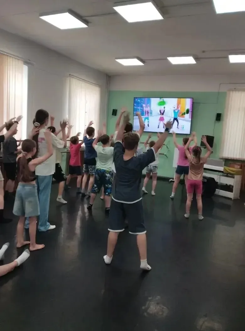 С самого утра настроились на познание нового и интересного:
🧚‍♀️посетили ДШИ, где побывали на урока