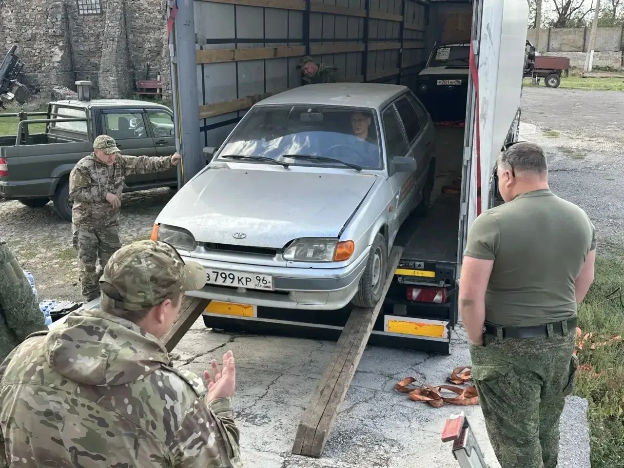 Губернатор Свердловской области Денис Паслер поблагодарил уральских добровольцев, включ...