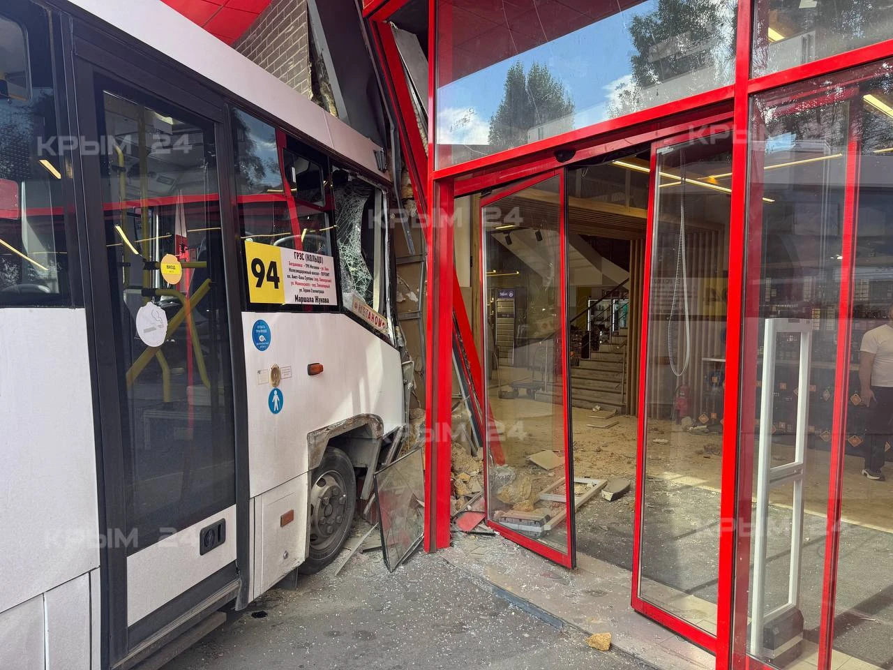 ❗️ В салоне автобуса, который врезался в супермаркет в Симферополе, находились 16 пасса...