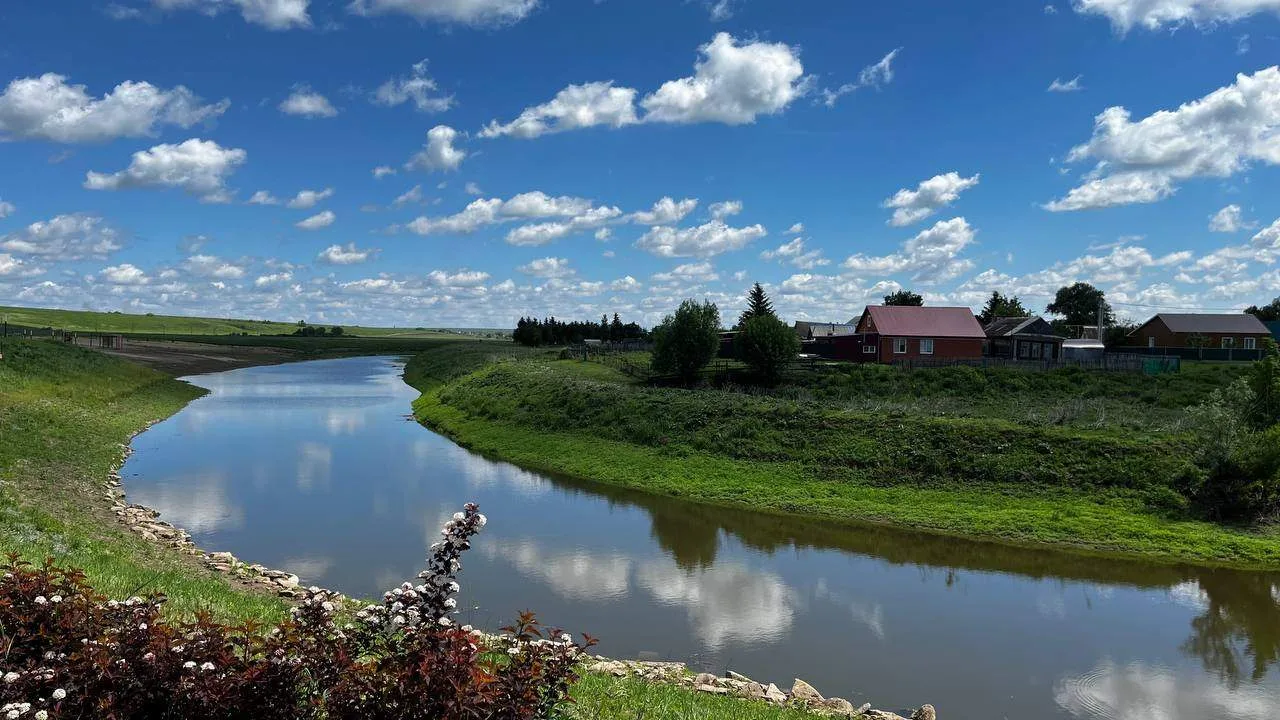 Доброе утро, Нурлат! 🌞

Понедельник, 15 июня. Лето в самом разгаре.

Выходите во двор — там уже теп