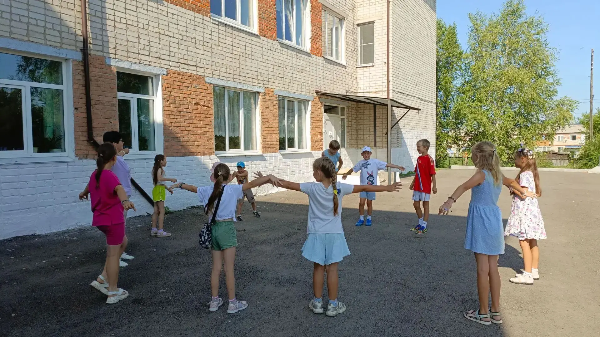 День 2-ой пришкольного лагеря "Улыбка".
День начался с утренней зарядки. Она способствует быстрому в