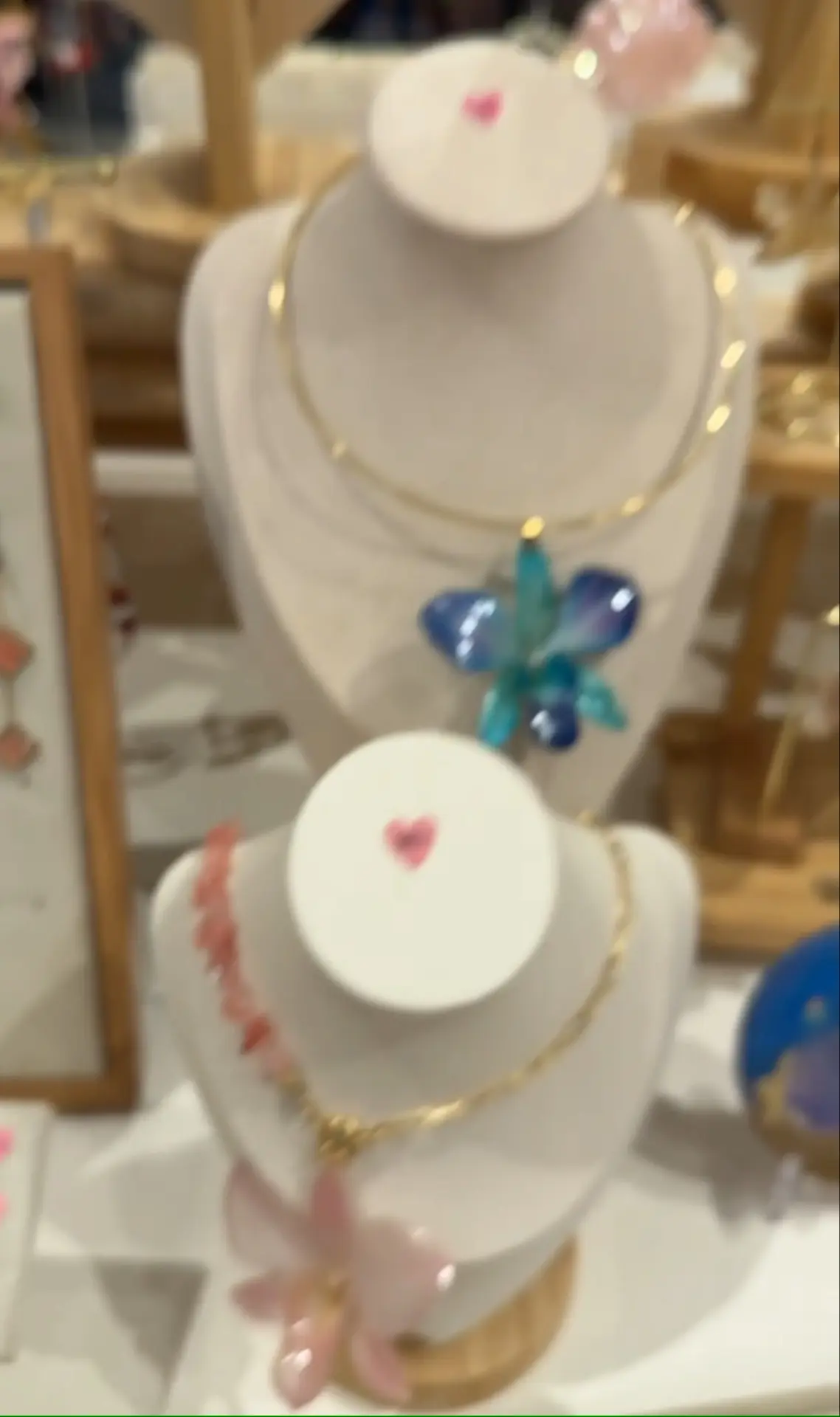 Подруга шлет из Тайланда😍 ну какая красота! Это живые орхидеи в эпоксидной смоле) глаз...