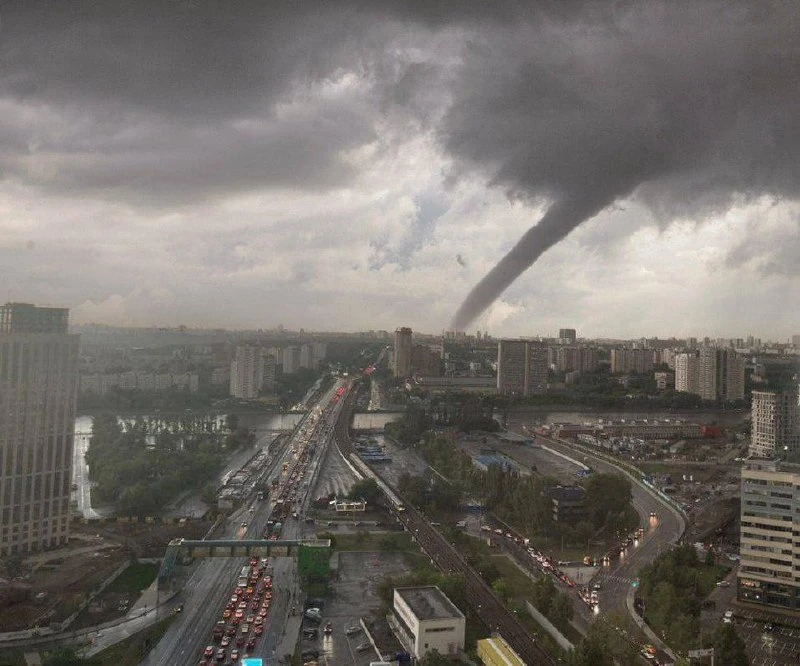 🌪 Во второй половине дня завтра в Москве возможны смерчи, а также грозы и град.