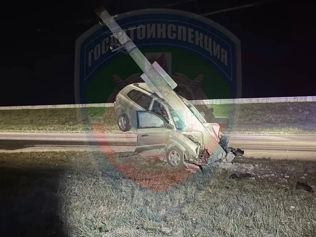 ❗️В Казани водитель легковушки не справился с управлением и влетел в столб