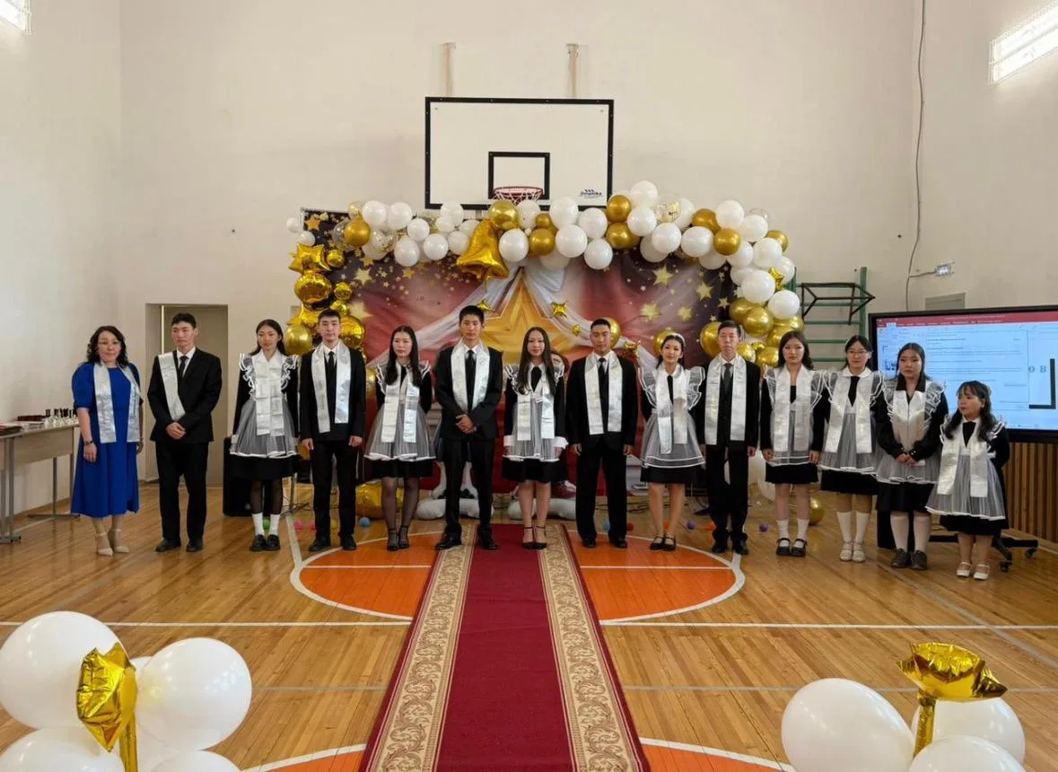 💐🎓Бүгүн ыам ыйын 26 күнүгэр, биһиги
оскуолабытыгар саамай долгутуулаах уонна
үөрүүлээх  бырааһыннь